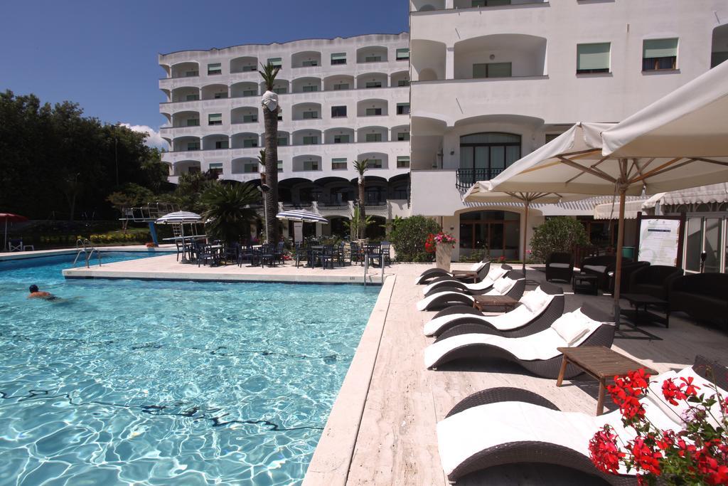 Grand Hotel Don Juan Giulianova Exteriör bild
