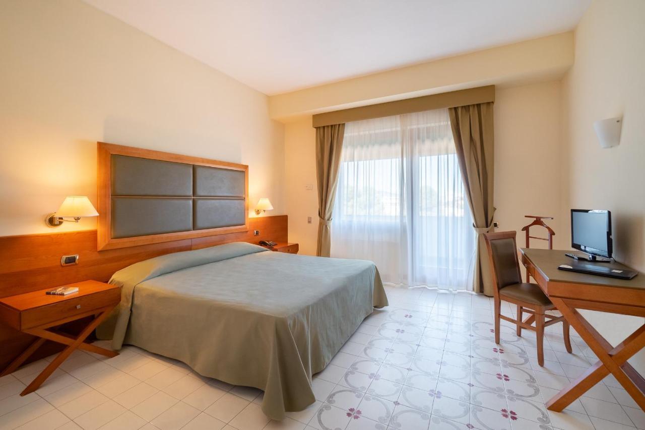 Grand Hotel Don Juan Giulianova Exteriör bild